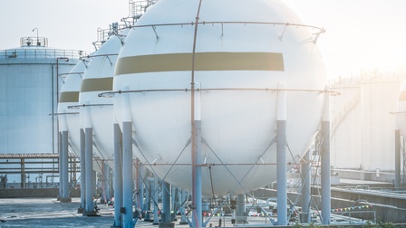 Große weiße, kugelförmige Gastanks in Raffinerie