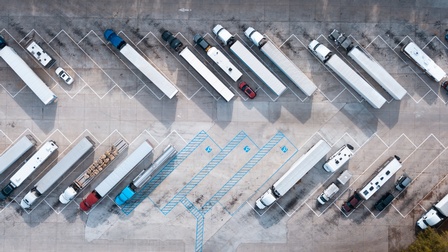 Parkende LKWs und Autos auf einem Parkplatz, Topshot