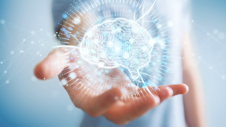 Eine offene Handfläche hält ein leuchtendes, digital dargestelltes Gehirn, das aus Schaltkreisen und Datenströmen besteht 