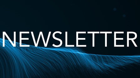 Schriftzug Newsletter vor einem abstrakten schwarzen Hintergrund mit blauen Fäden