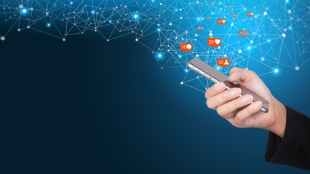 Frau hält Smartphone in der Hand