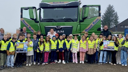 Die Klassenlehrerinnen Sabine Szelinger und Nina Lederer, Transportunternehmer Ronald Bieler, Schulassistentin Barbara Stipits und Lkw-Fahrer Willi Imrek mit den Kindern der 3. und 4. Klasse der Volksschule Stadtschlaining 