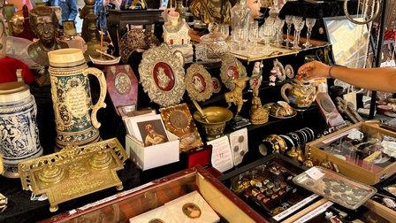 Blick auf viele Antiquitäten, die auf einem Tisch platziert sind