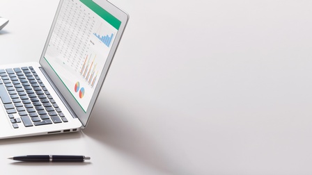 Brille und Kugelschreiber auf Dokumenten zur Einkommensteuererklärung liegend