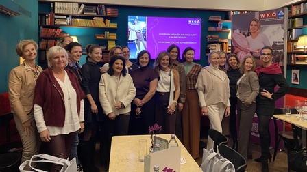 Menschengruppe im Veranstaltungsraum des Salons