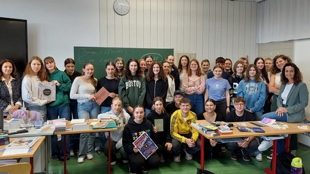 Gruppe von SchülerInnen mit Magdalena Türtscher