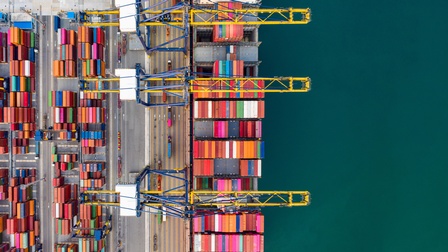 Ansicht auf einen Frachthafen mit bunten Containern von oben