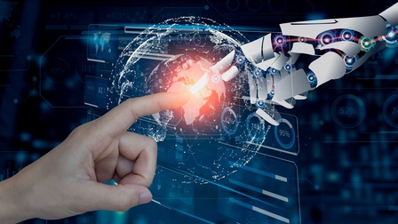 In der Mitte treffen der linke Zeigefinger einer Person und der rechte Zeigefinger eines Roboters aufeinander. Dahinter ist eine Grafik einer Weltkugel mit verschiedenen Zahlen und Kreisdiagrammen