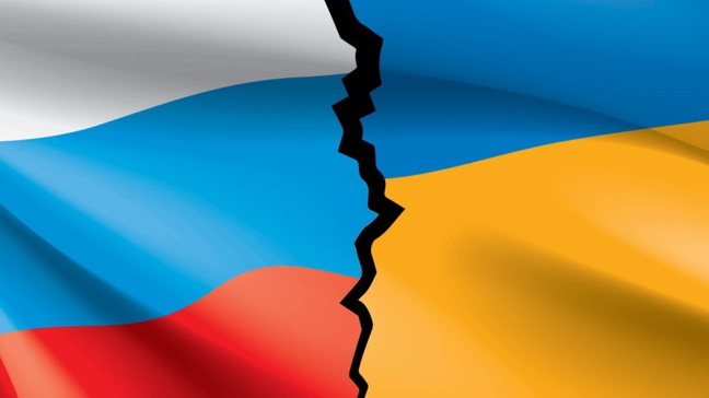 Collage einer Russland sowie einer Ukraine Flagge mit Riss inmitten der Verbindung