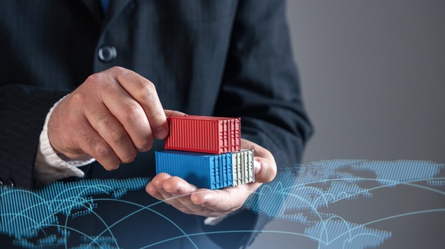 Eine Person hält in den Händen drei kleine Container. Darüber ist eine Grafik der Kontinente der Welt gelegt. Von manchen Städten führen Linien zu anderen Städten