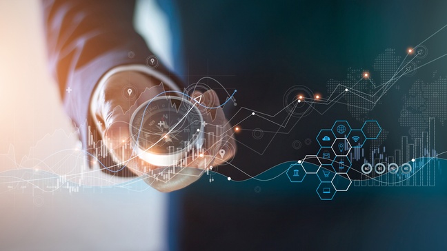 Person hält Kompass in der Hand, darüber liegt eine Visualisierung aus Kurven und Grafiken