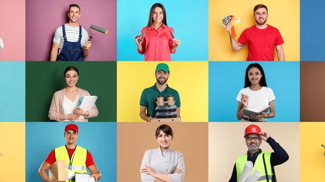 Vor einem bunten Hintergrund stehen in separaten Kästchen insgesamt fünfzehn Personen. Eine Person hält einen Autoreifen. Eine Person trägt Kochkleidung und eine Kochhaube. Eine Person fotografiert mit einer Kamera. Eine Person trägt einen Bauhelm 