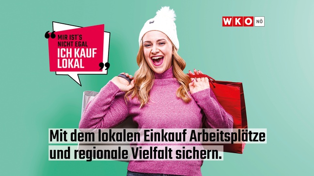 Person in winterlicher Kleidung mit Wollhaube hält mehrere Einkaufstaschen. Links oben steht in einer Sprechblase: „Mir ist’s nicht egal – Ich kauf lokal“. Rechts oben das Logo der WKO Niederösterreich. Unten mittig der Text: „Mit dem lokalen Einkauf Arbeitsplätze und regionale Vielfalt sichern.“