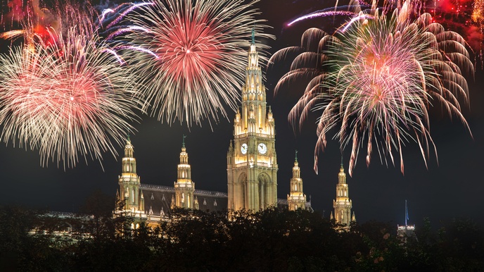 Buntes Feuerwerk über dem Rathaus von Wien