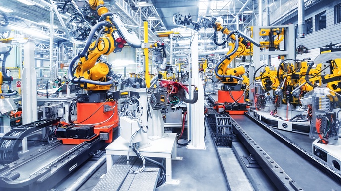 Roboter und Maschinen in Fertigungshalle