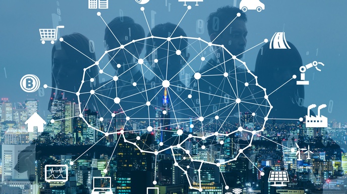 Internet und Netzwerke Icons verknüpft mit einer Netzkarte in Gehirnform, im Hintergrund Personen sowie eine Großstadtlandschaft bei Nacht