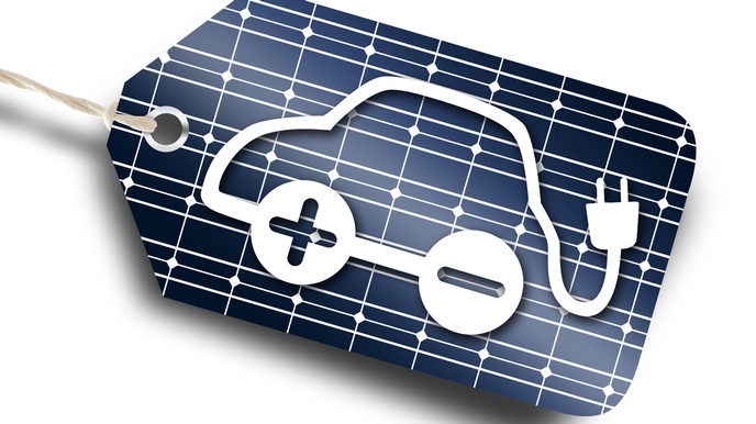 Weißes Symbol eines Autos, dessen Räder Plus und Minus enthalten, Karosserie in Kabelstecker verlaufend auf Hintergrund mit Solarzellen in Etikettenform