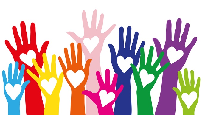 Vektor-Illustration eines weißen Hintergrunds. Vom unteren Bildrand ragen viele Hände in verschiedenen Farben in die Höhe. In jeder Handinnenfläche ist ein weißes Herz ausgeschnitten