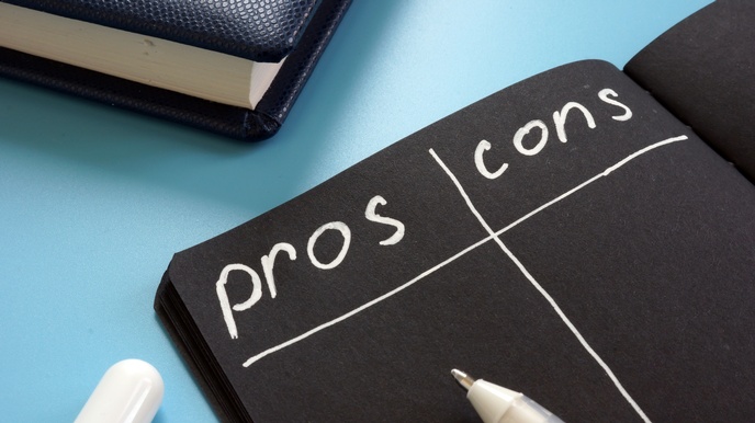 Pro und Kontraliste in einem schwarzen Notizheft