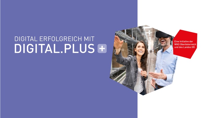Zwei Personen stehen nebeneinander in einem großen Lager mit zum großen Teil leeren Regalen. Die linke Person deutet nach vorne. Die rechte Person trägt eine VR-Brille. Beide lächeln. Um die Personen ist ein breiter lila Rahmen, in dem Digital Erfolgreich mit Digital Plus steht