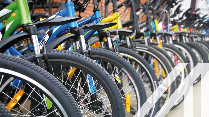 Abgestellte bunte Fahrräder in einer Reihe, Vorderreifen mit Katzenaugen