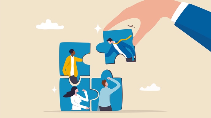 Illustration einer Hand vor hellbraunem Hintergrund, auf dem sich Wolken befinden. Die Hand hält ein Puzzleteil, auf dem die Grafik einer Person abgebildet ist. Drei weiterte Puzzlestücke mit der Grafik von Personen bilden eine quadratische Form