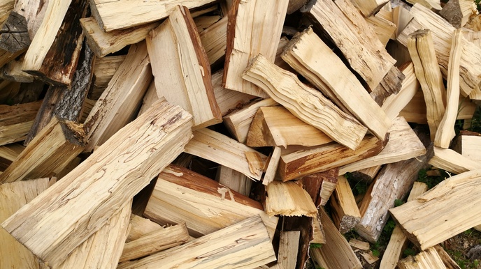 Nahaufnahme von einem Haufen Brennholz