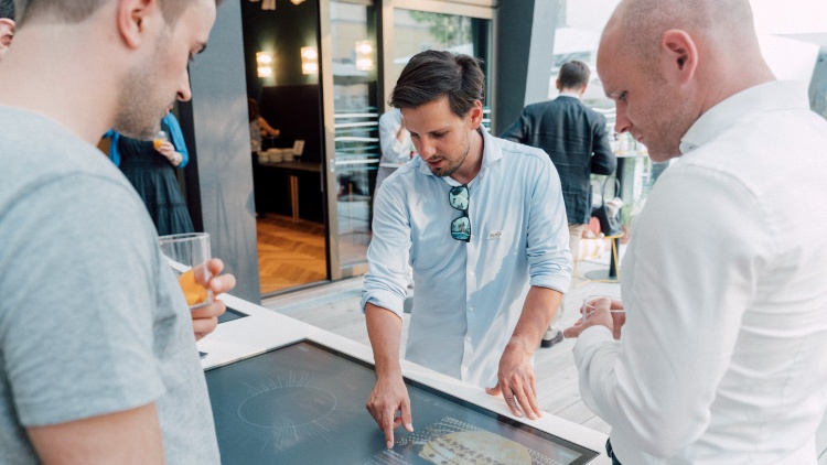 Drei Männer unterhalten sich