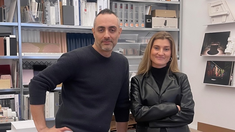 Eva Blsakova und Parsa Khalili gemeinsam in einem Büro