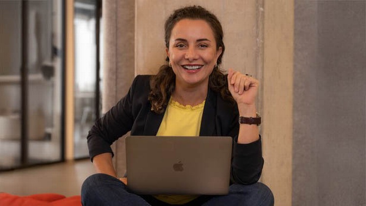 Frau mit Laptop