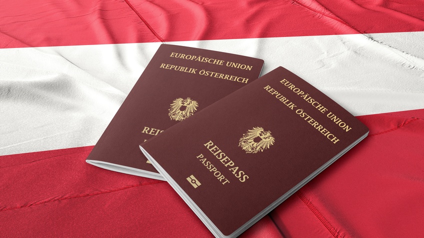 Zwei Reisepässe der Republik Österreich sind auf einer rot-weiß-roten Fahne platziert