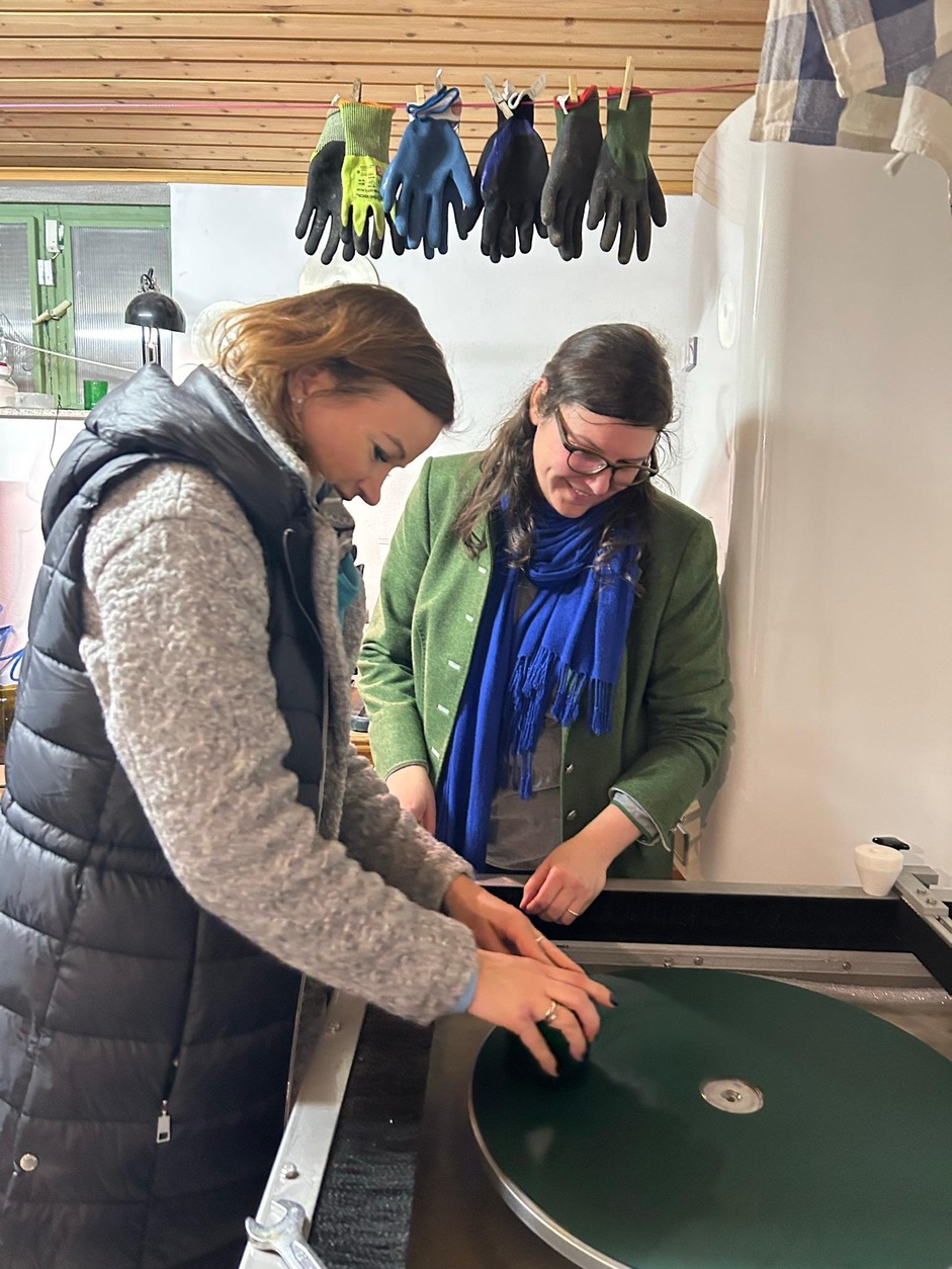 Frau probiert eine Maschine aus