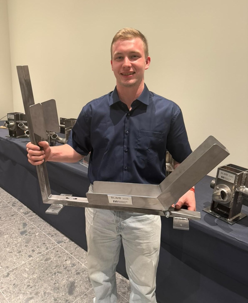 Bronzemedaillengewinner Alexander Giefing mit seinem Werkstück 