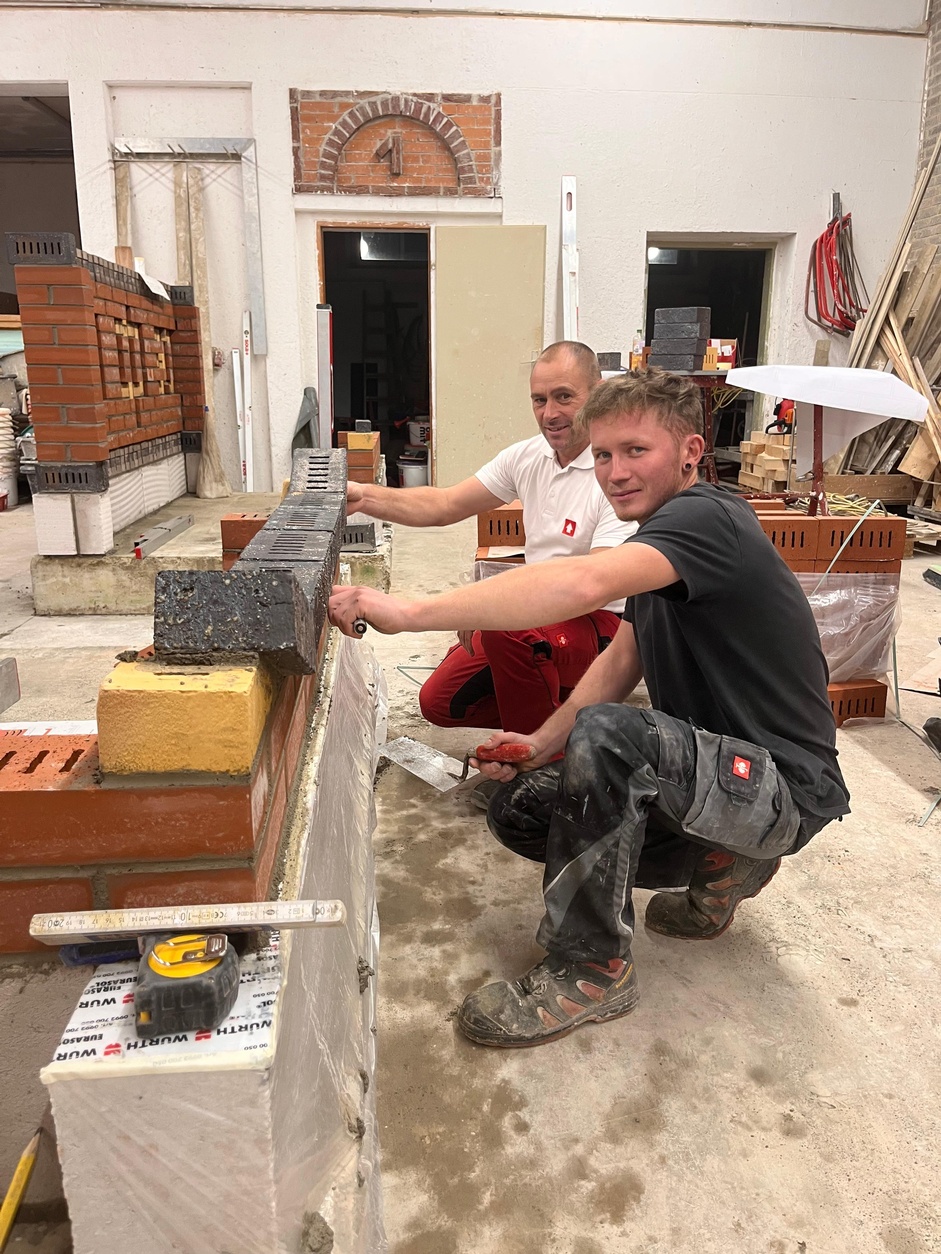 Alexander Pfeffer von der Firma Konstruktiva Bau trainiert in der Bauakademie Burgenland-Steiermark schon eifrig mit Ausbilder Werner Hügel. 