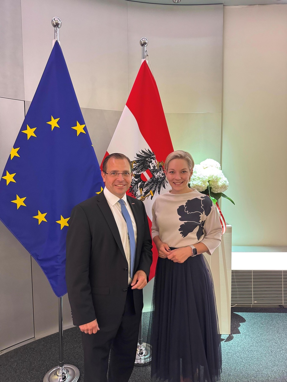 Präsident Andreas Wirth gratuliert Bettina Dorfer-Pauschenwein 