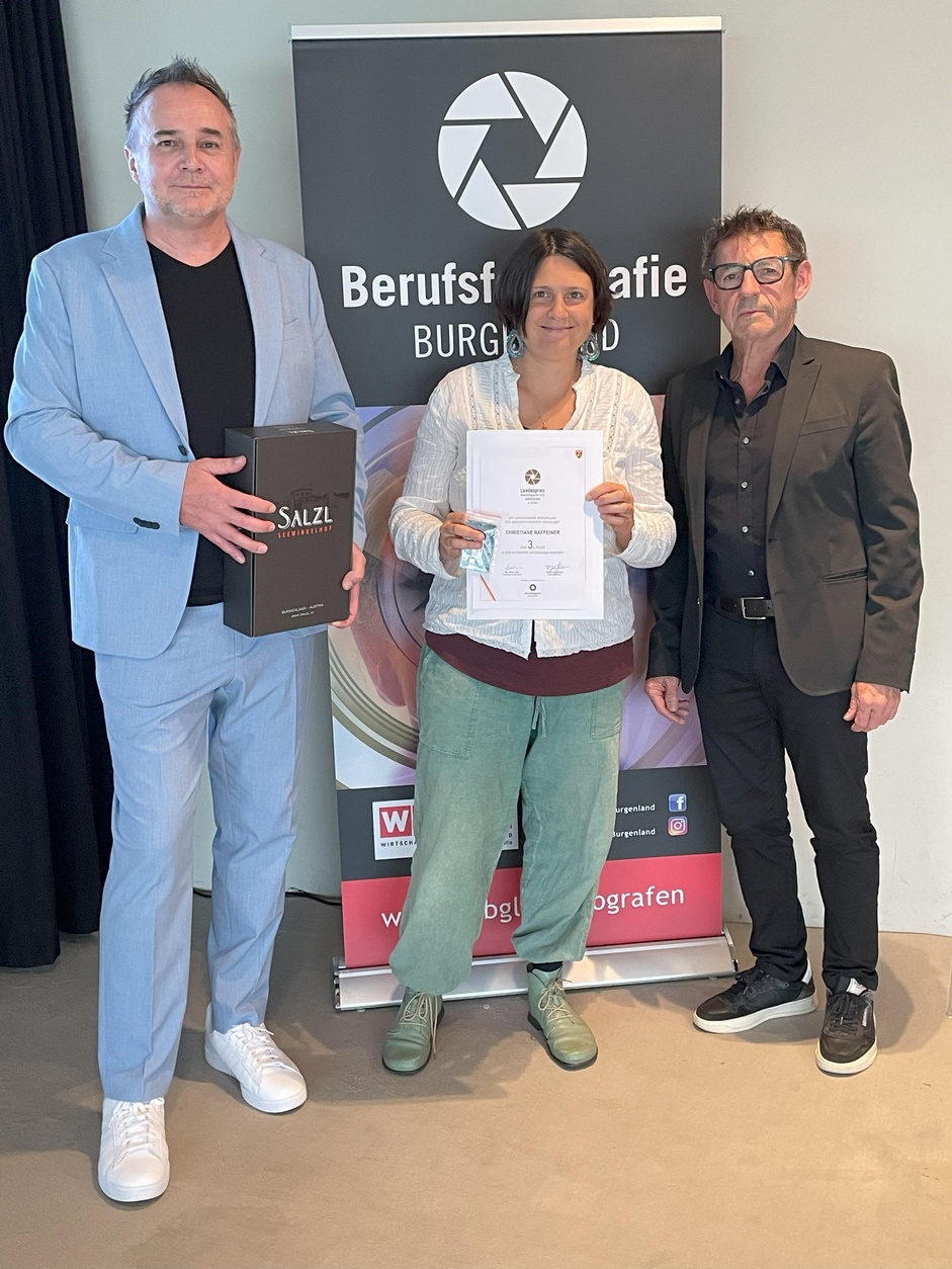 Fachgruppengeschäftsführer Thomas Kornfeind (l.) und Landesinnungsmeister Erwin Muik (r.) gratulierten Christiane Raffeiner.