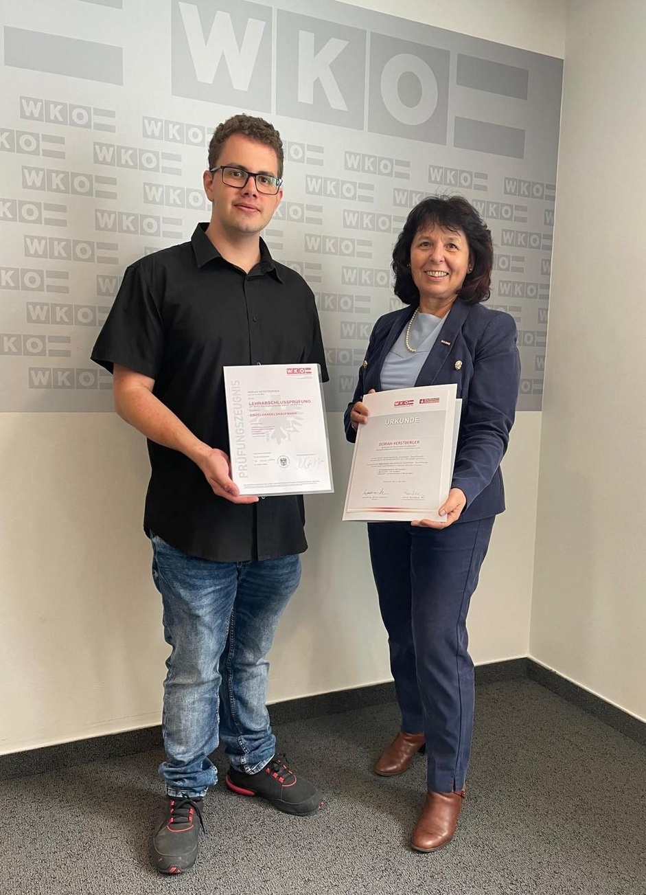 Dorian Kerstberger (Lehrbetrieb Baustoffgroßhandel Michael Koch Mattersburg) und Fachgruppengeschäftsführerin Martina Rauchbauer