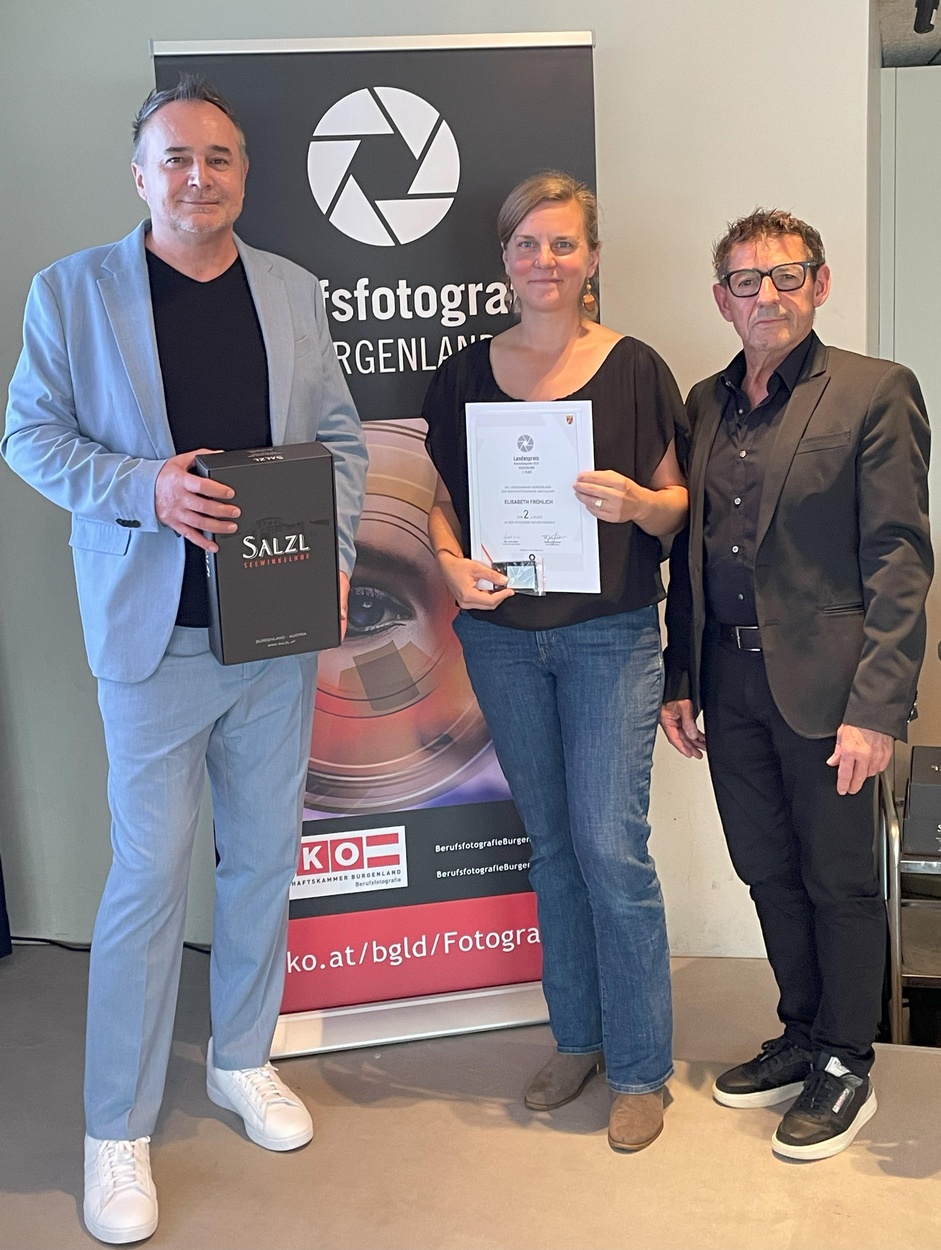 Fachgruppengeschäftsführer Thomas Kornfeind (l.) und Landesinnungsmeister Erwin Muik (r.) gratulierten Elisabeth Fröhlich.<br />
<br />
