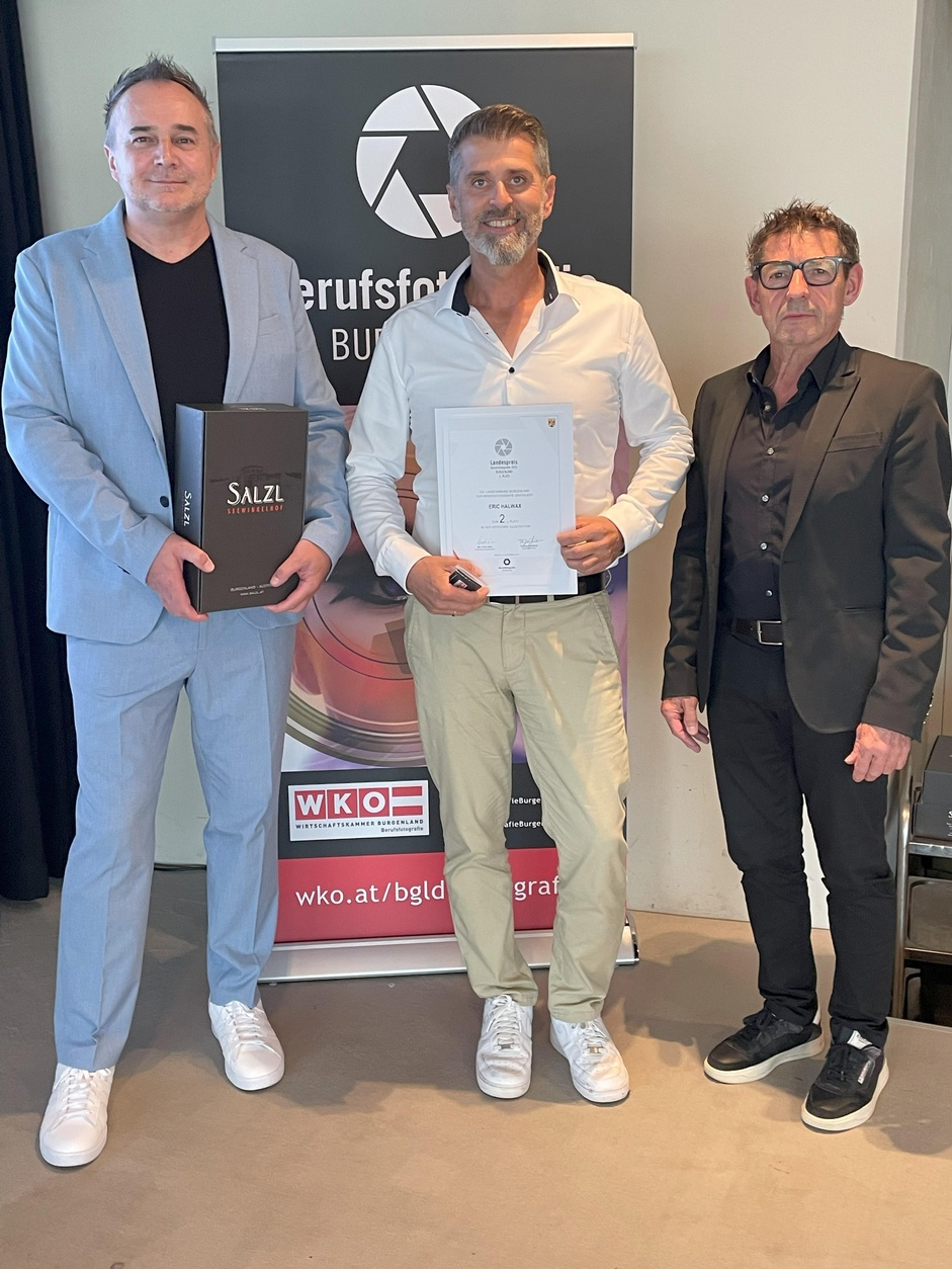 Fachgruppengeschäftsführer Thomas Kornfeind (l.) und Landesinnungsmeister Erwin Muik (r.) gratulierten Eric Halwax.