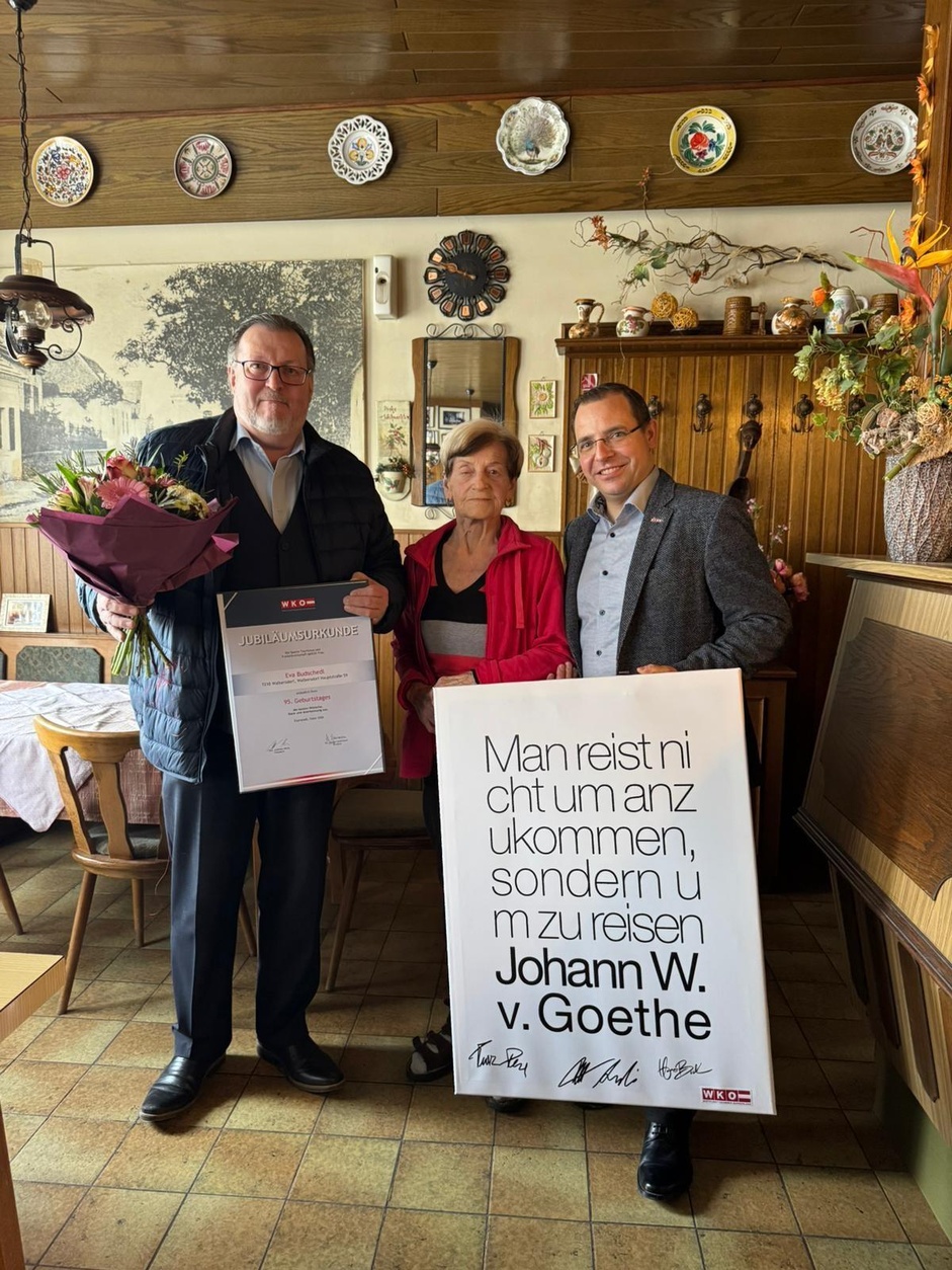 Spartengeschäftsführer Franz Perner (l.) und Präsident Mst. Andreas Wirth mit Jubilarin Eva Budschedl 