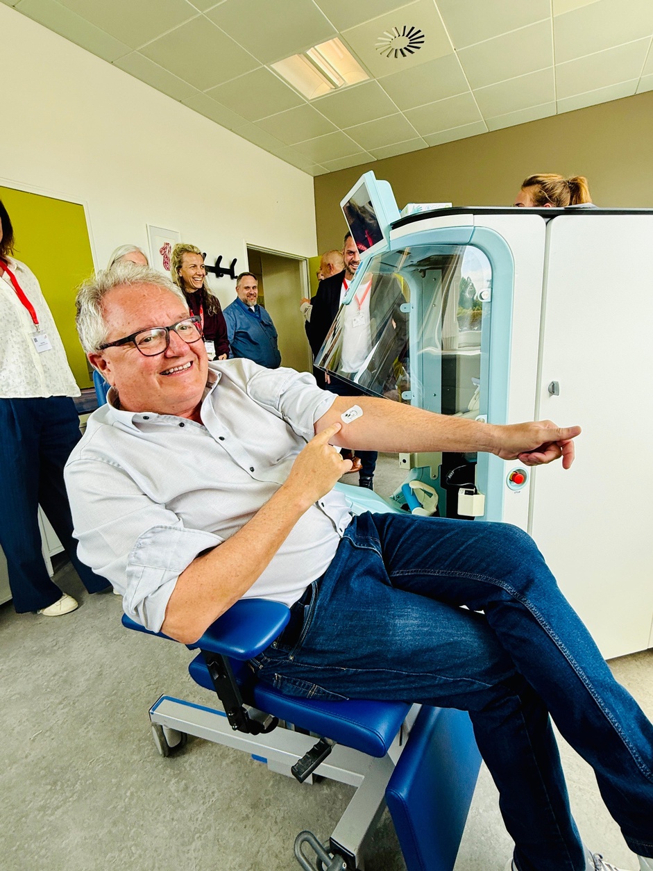 Friedrich Karner testet den neuen Computer zur Blutentnahme