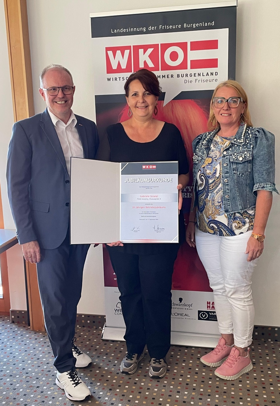 Landesinnungsmeister Mst. Diethard Mausser, Gabriele Stranzl und Innungsmeister-Stellvertreterin Rita Schermann (v. l.)