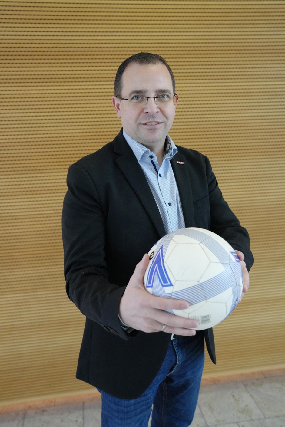 WK-Präsident Wirth mit Fußball