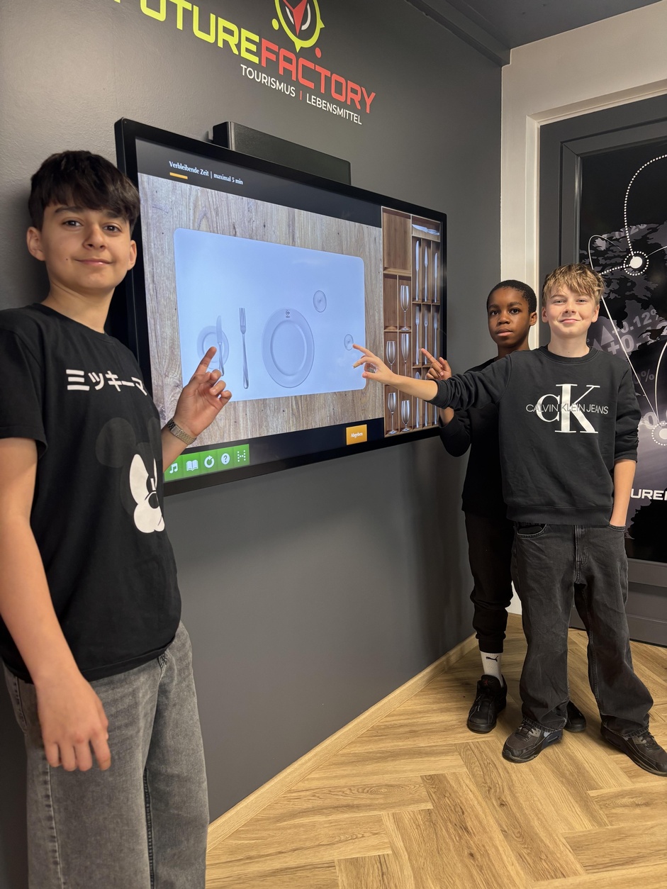 Adis Mazlami, Prince Kenneth Chidubem Okoroafor und Aiden Thor Halper (v. l.)