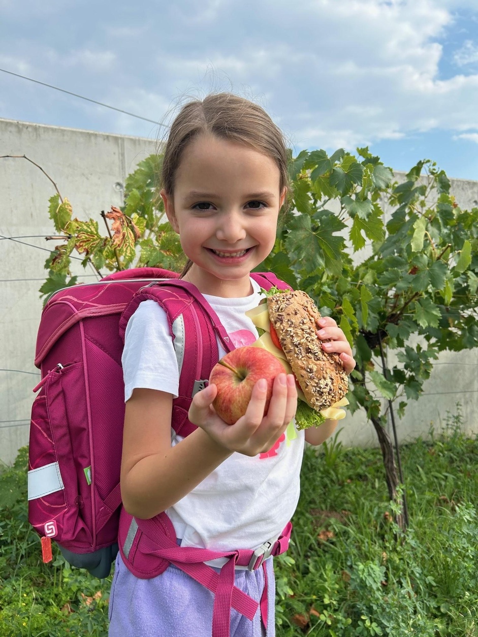 Taferlklasslerin Isabell ist mit einer gesunden Jause gestärkt für den Schulbeginn. 