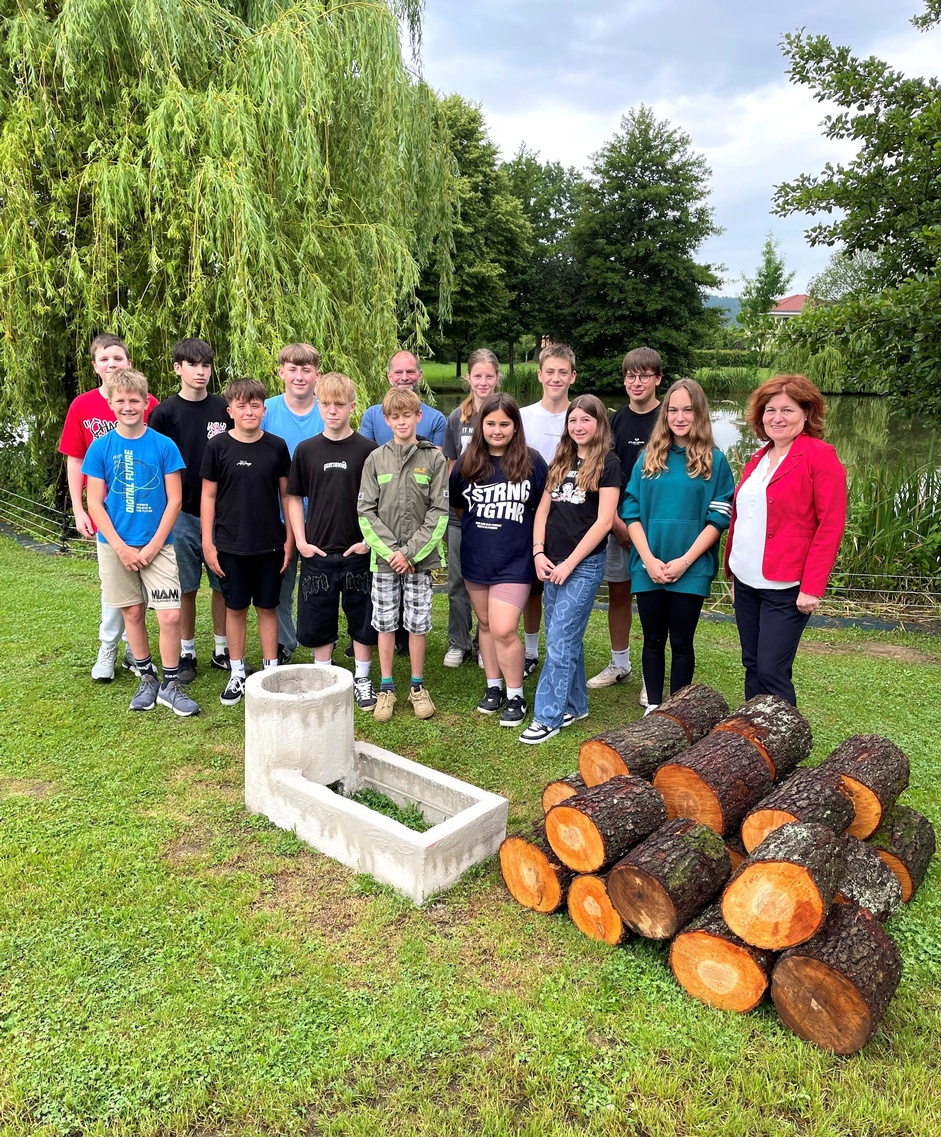 Preis der Jury - MS Lockenhaus: - Marcus Wurm mit der Klasse 3B der Mittelschule Lockenhaus und ihrem Werkstück, einer Koch- und Grillstelle 