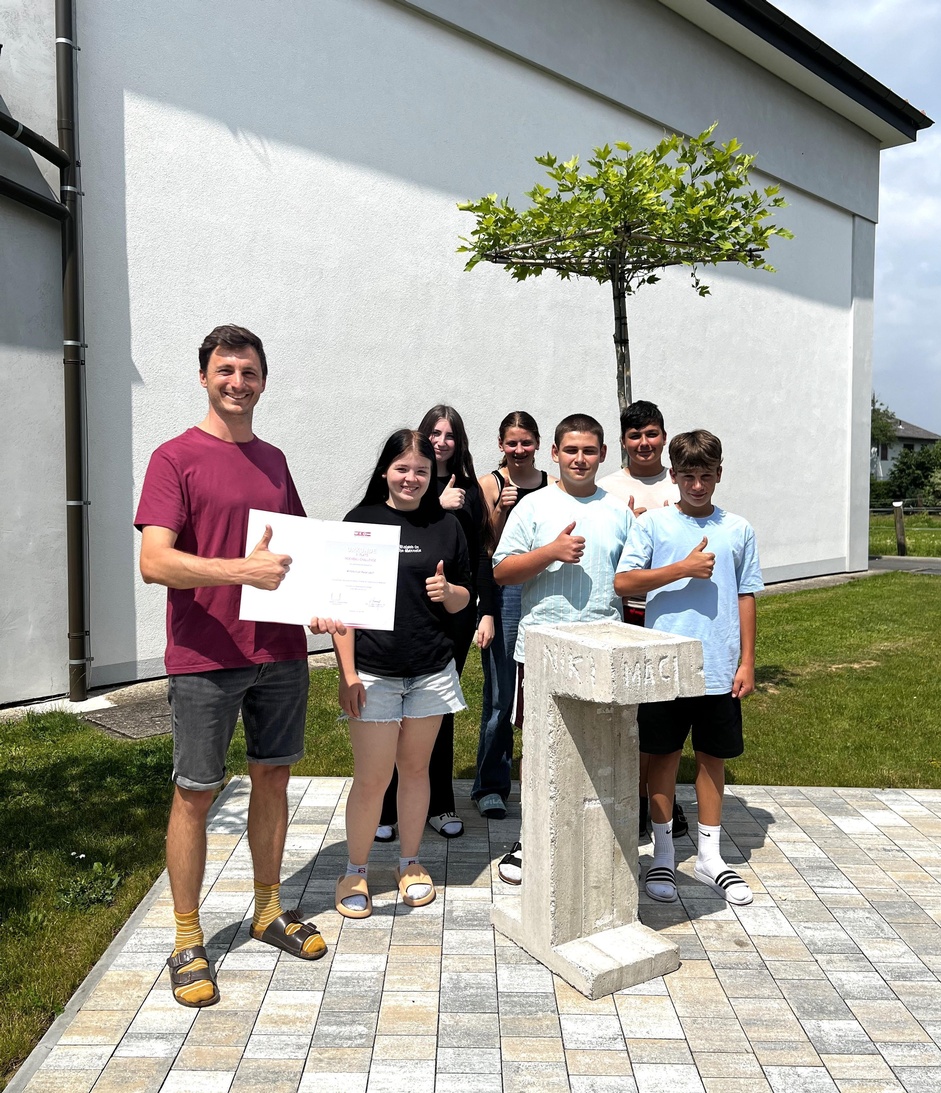 3. Platz - MS Rudersdorf: - Sven Svejnoha übernahm gemeinsam mit seinen Schülern die Ehrenurkunde und das Preisgeld für den 3. Platz.