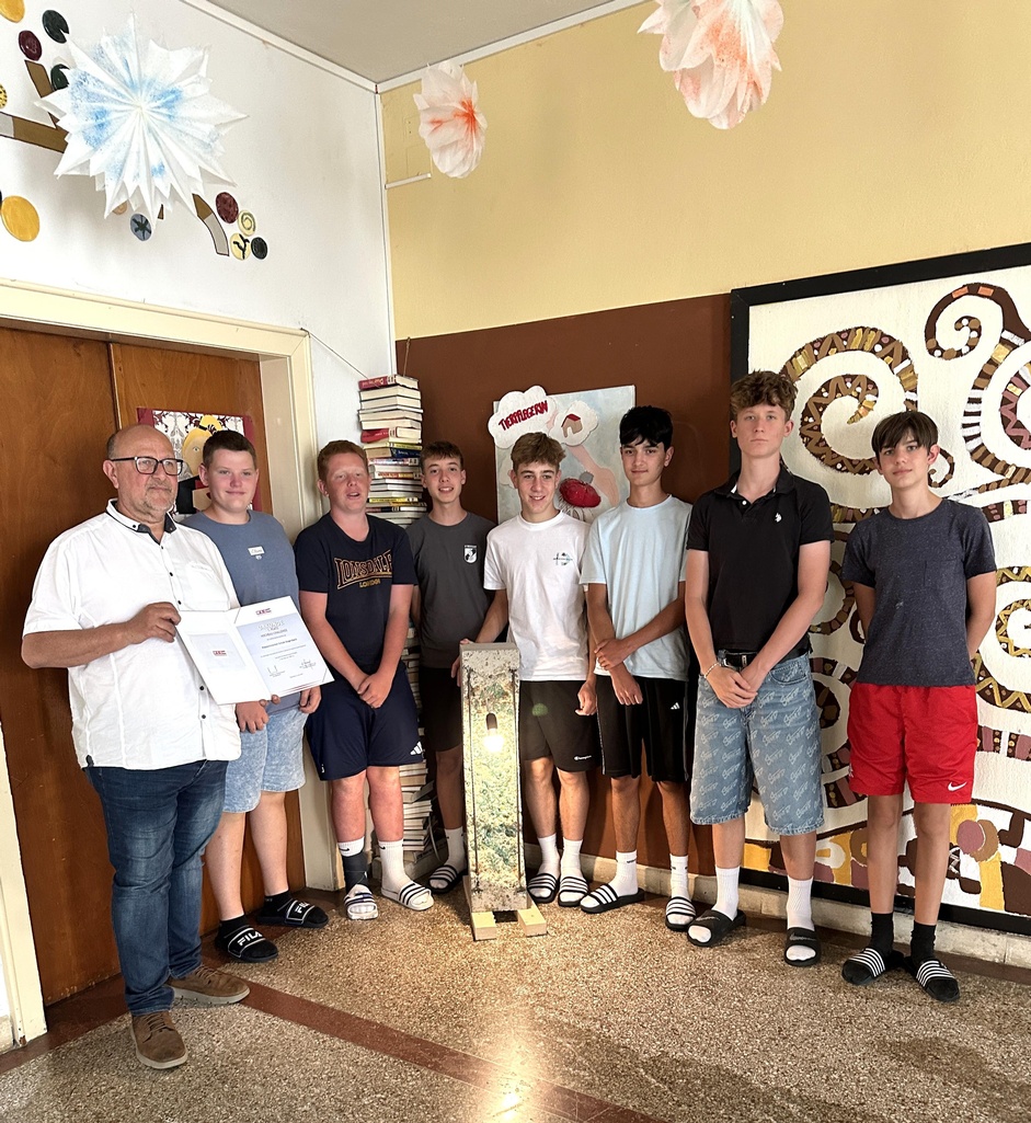 1. Platz – PTS Stegersbach: - Johannes Derkits erreicht mit seiner Klasse und einer Lampe im Industrial Design aus Beton den 1. Platz der Hochbauchallenge 2025. Aus dem Material wurden auch Mehrzweckbänke für den Outdoorunterricht angefertigt.