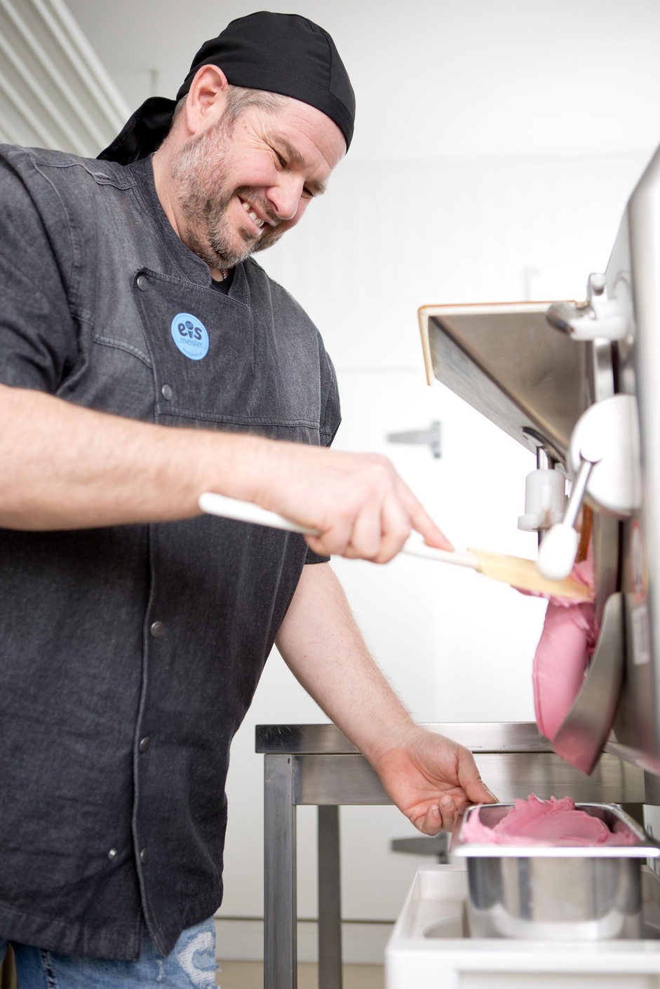 Die Kunst des Eismachens: Jürgen Novak bei der Eisproduktion in Oslip 