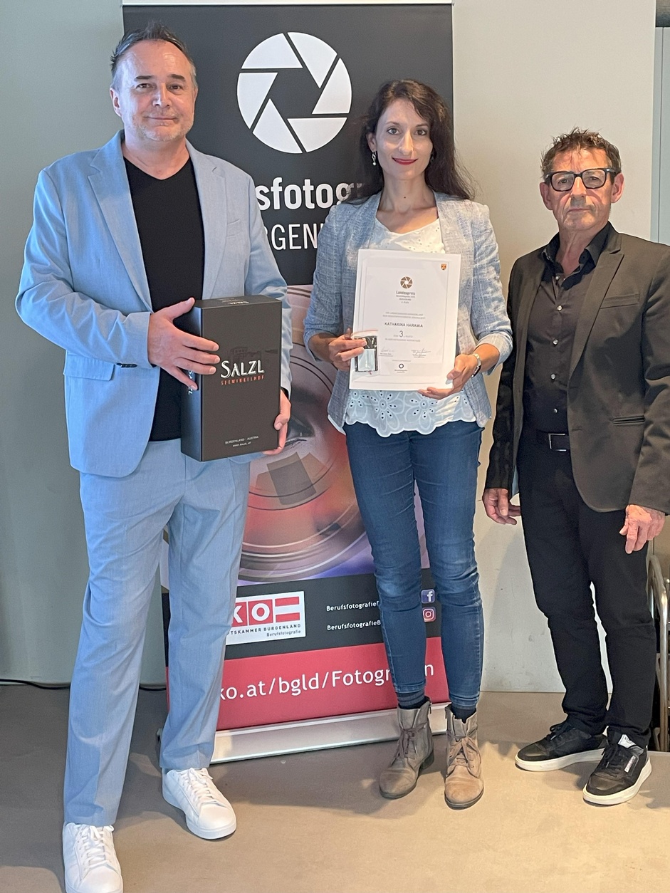 Fachgruppengeschäftsführer Thomas Kornfeind (l.) und Landesinnungsmeister Erwin Muik (r.) gratulierten Katharina Haramia.